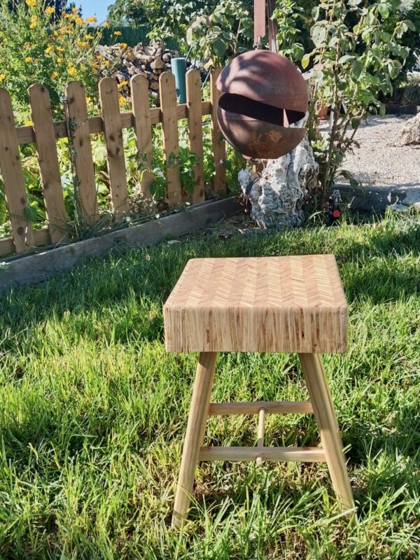 WhatsApp Image 2026-09-15 at 13.42.34 Taburete cuadrado taracea artesanal de afropin Para Siempre